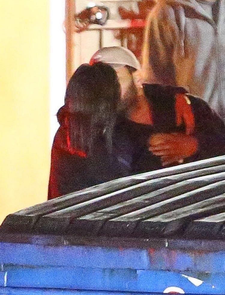 Captan a Selena Gómez besando al cantante estadounidense The Weeknd