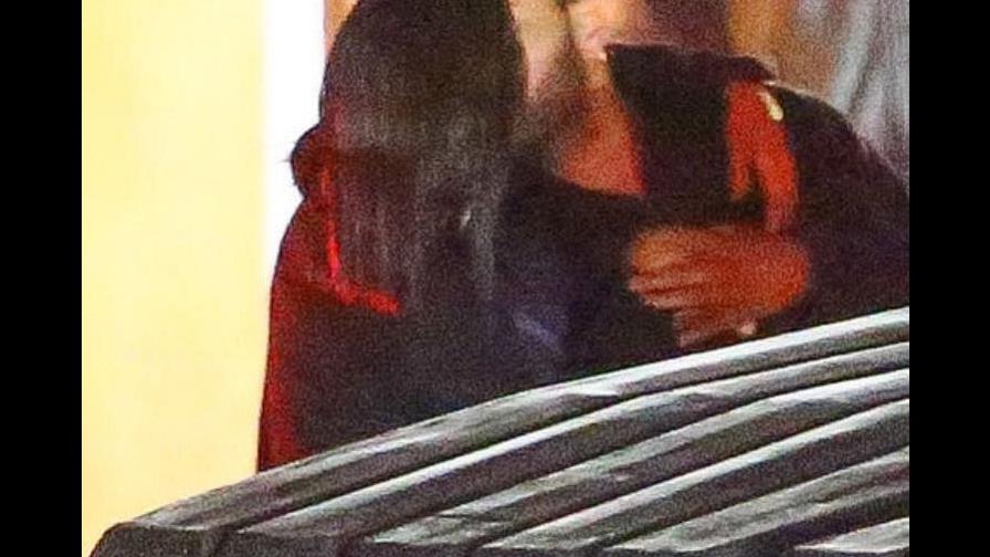 Captan a Selena Gómez besando al cantante estadounidense The Weeknd