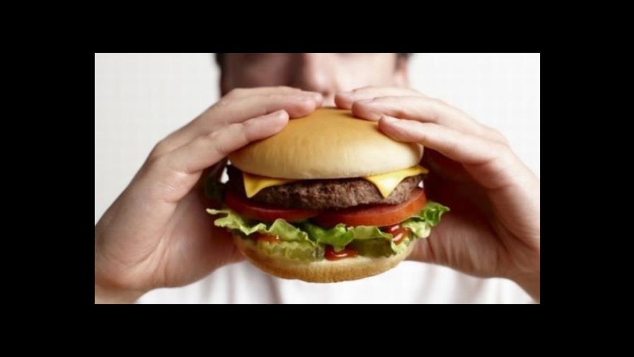 Lo que lleva a los universitarios dominicanos a elegir la comida “chatarra” 