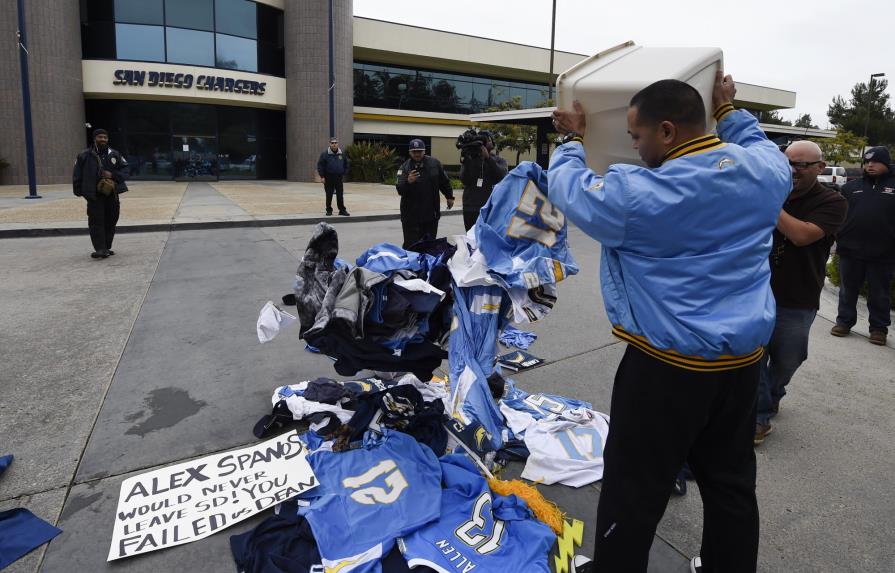 San Diego Chargers se mudan a Los Ángeles y fanáticos protestan