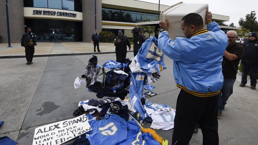 San Diego Chargers se mudan a Los Ángeles y fanáticos protestan