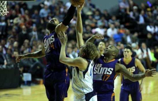 Mavericks vencen a los Suns en partido NBA celebrado en México 