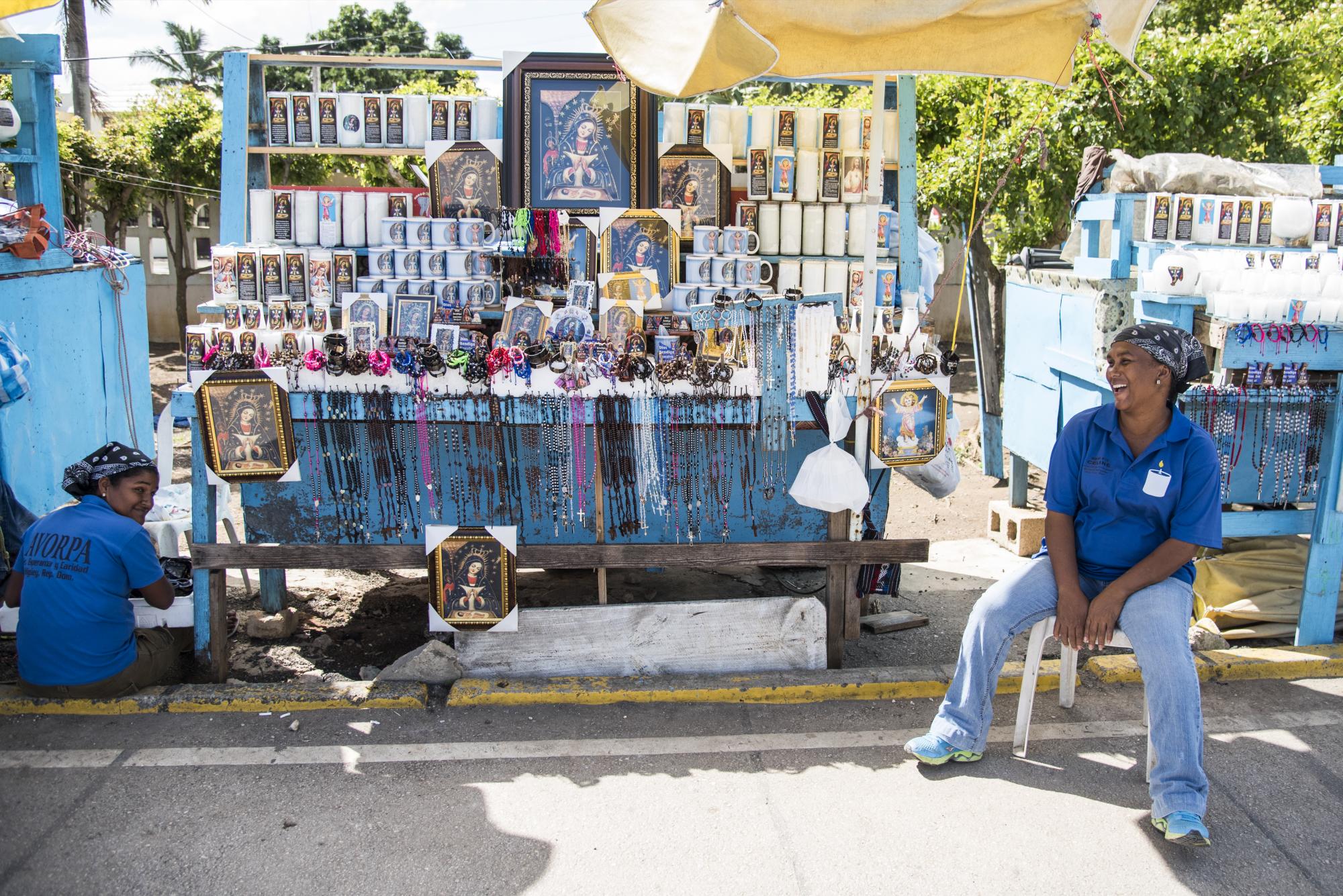 Venta de souvenirs. En los alrededores de la Basílica se pueden adquirir toda clase de souvenirs alusivos a la religión católica como rosarios, velones, estatuillas, entre otras.