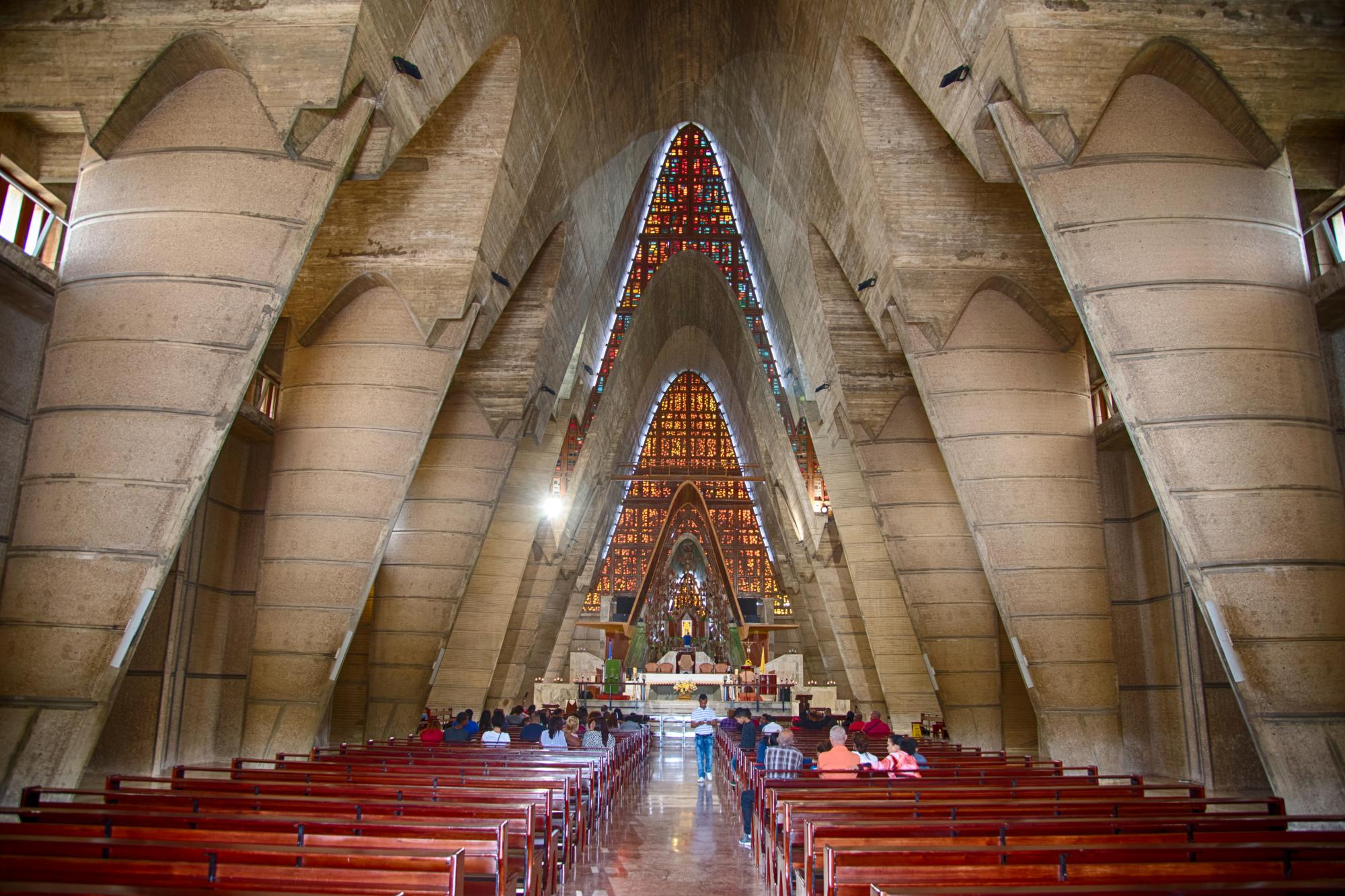 Una arquitectura increíble, en su interior, la Basílica presume de una estructura impresionante. Los feligreses mantienen la solemnidad mientras saludan a la Virgen y escuchan la misa.