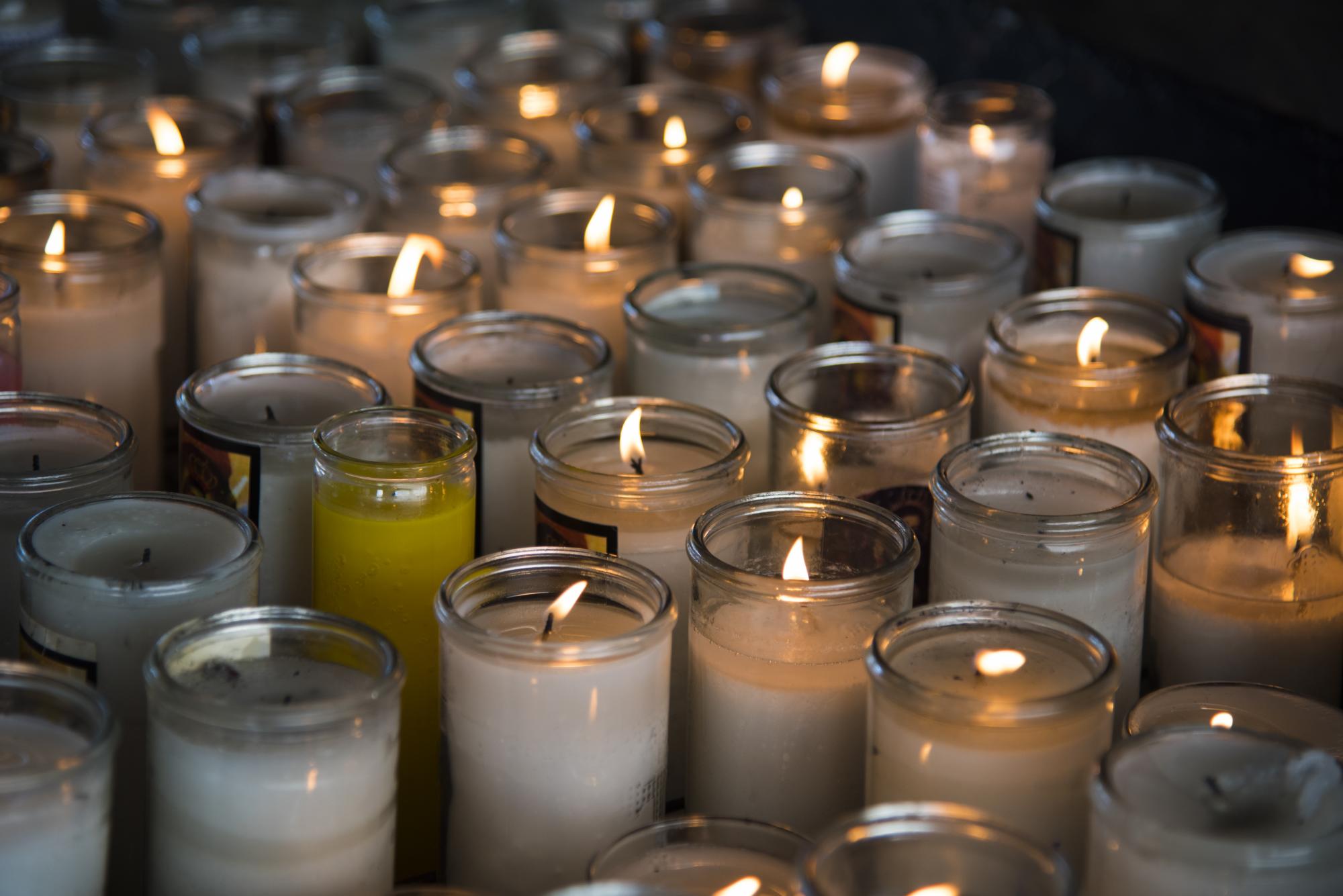 Espiritualidad. Otra forma tradicional de rendir culto a la Virgen de la Altagracia es encendiendo velones con su imagen. Estos y otros pueden ser adquiridos en la tienda ubicada justo detrás de la catedral en las inmediaciones de la edificación. 
