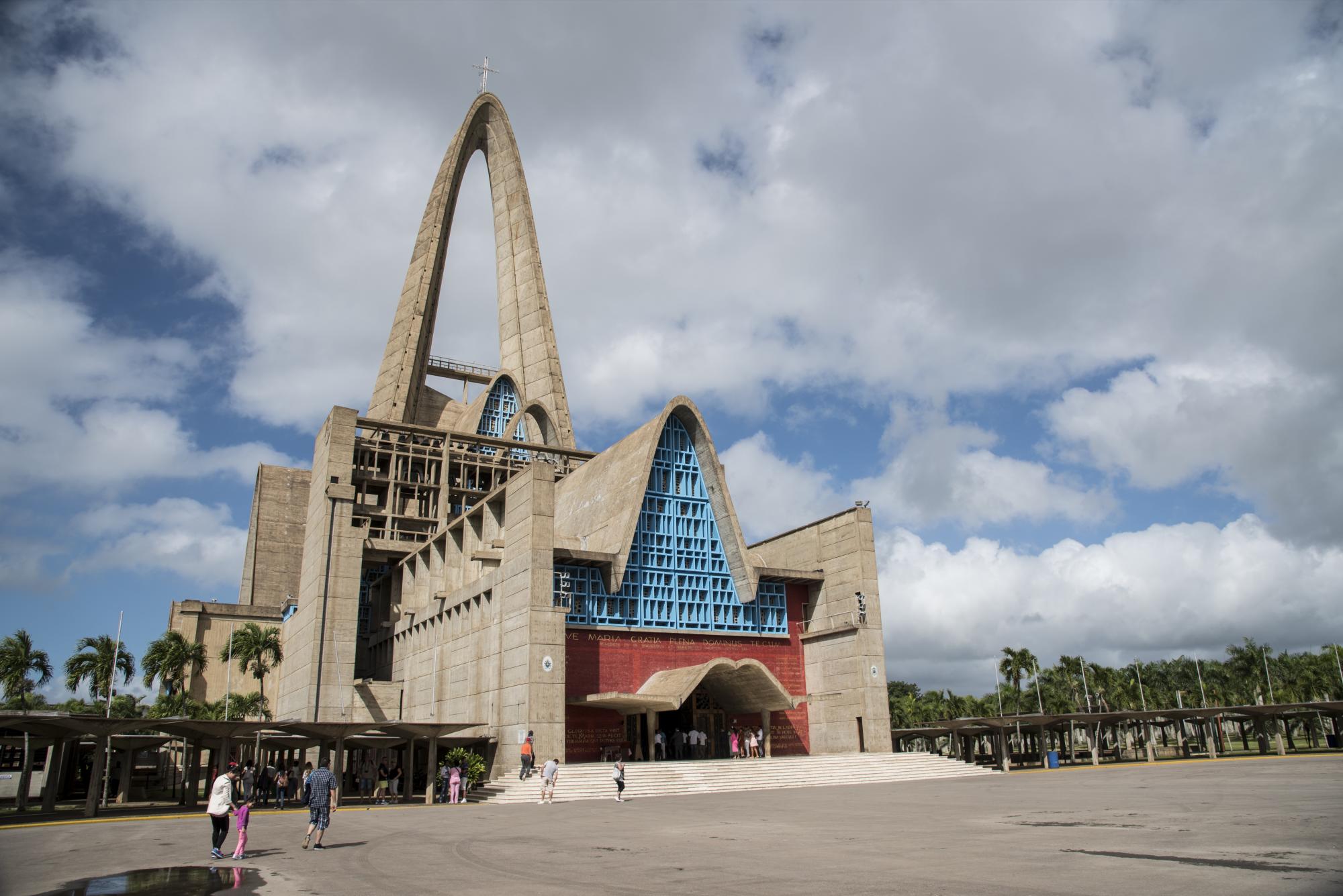 La Basílica de La Altagracia es el principal  monumento del municipio de Higüey. Miles de devotos la visitan cada año para venerar a la Virgen de la Altagracia, patrona de la ciudad.