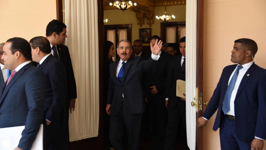 Gobierno ha salido de los escándalos; pero la gente espera por “pejes gordos” Gobierno ha salido de los escándalos; pero la gente espera por “pejes gordos”