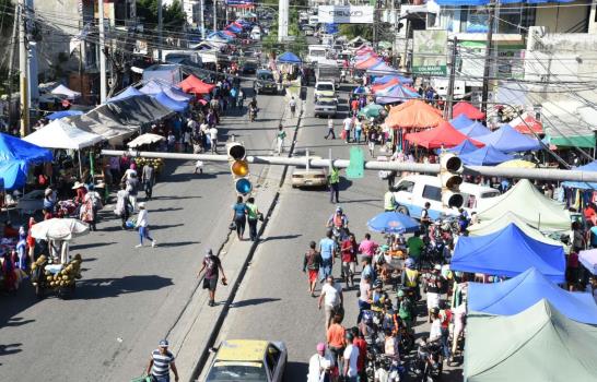 Mercado de pulgas pese a la advertencia de alcalde Francisco Peña