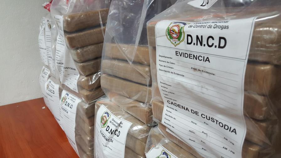 Apresan a tres extranjeros y a una dominicana con 58 paquetes de droga en Samaná 