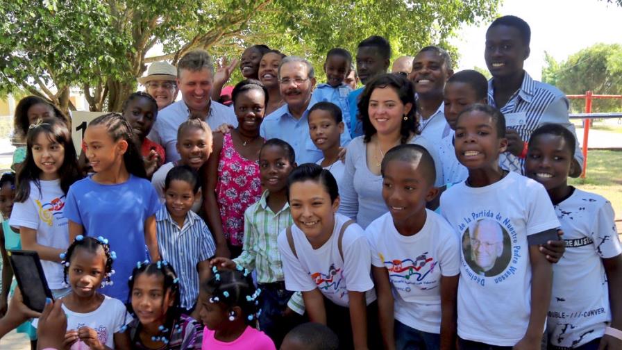 Danilo visita centro que acoge niños huérfanos en San Pedro de Macorís