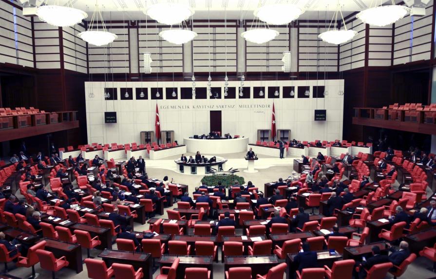 Parlamento turco aprueba reforma que otorga más poder a Erdogan