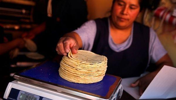 Incremento del precio de las tortillas aumenta presión sobre el gobierno mexicano