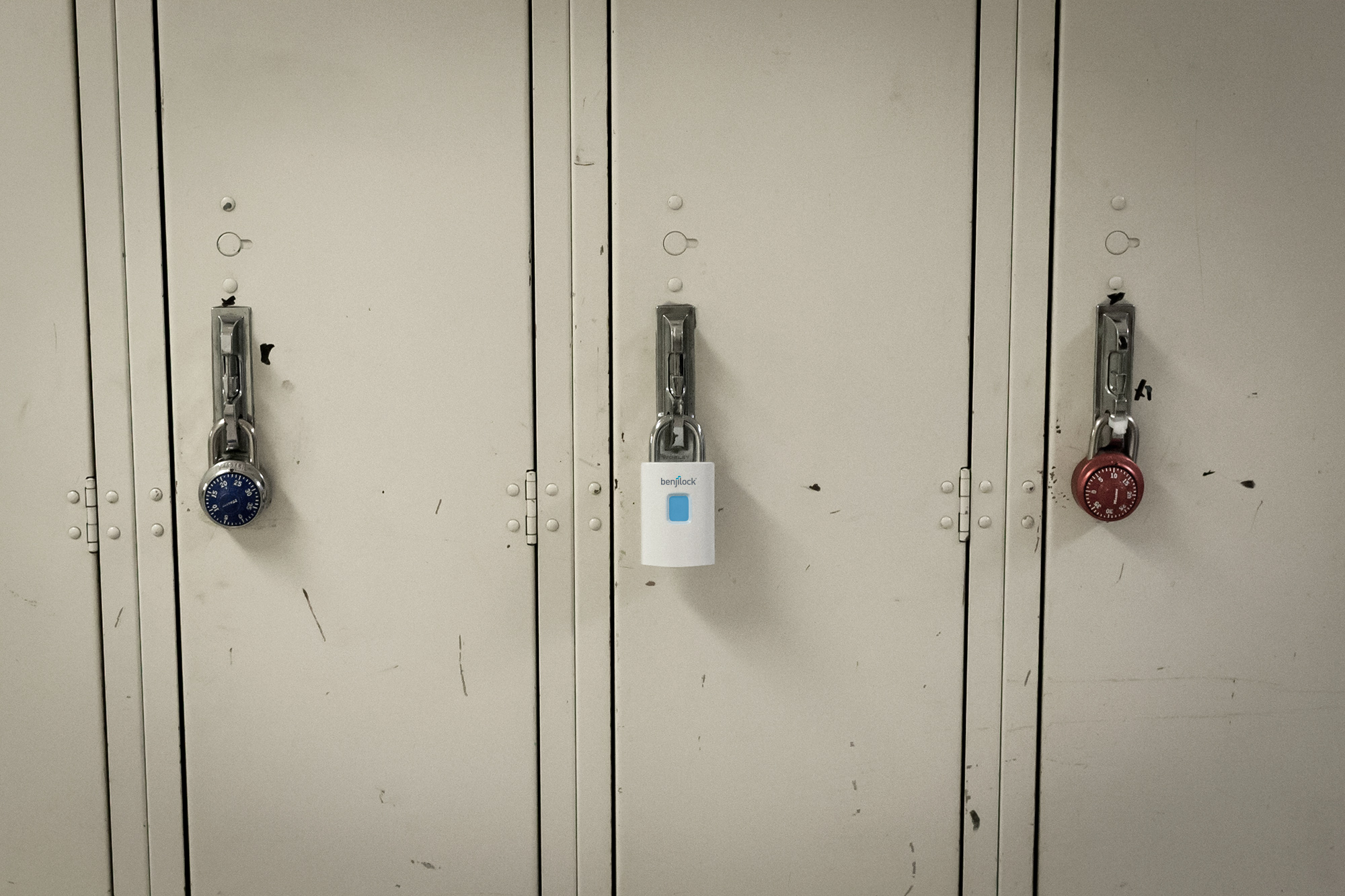 Tres candados; el del centro es el BenjiLock