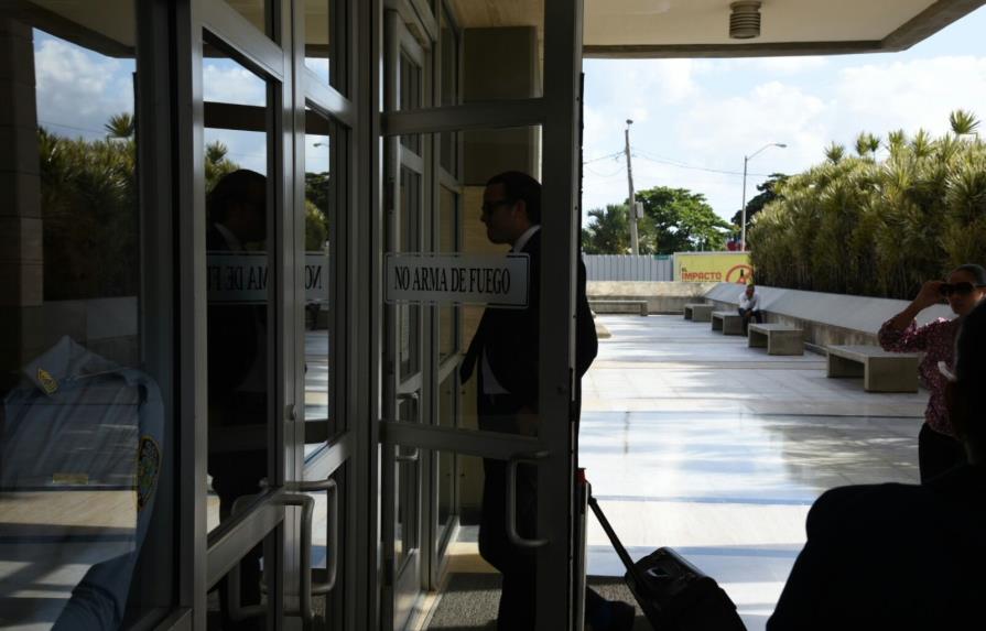 Abogado de Ángel Rondón entrega documentos a la Procuraduría