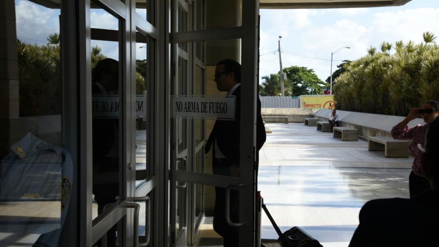 Abogado de Ángel Rondón entrega documentos a la Procuraduría