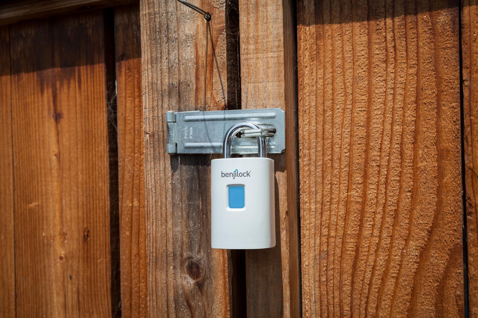 Un candado BenjiLock asegura una puerta.