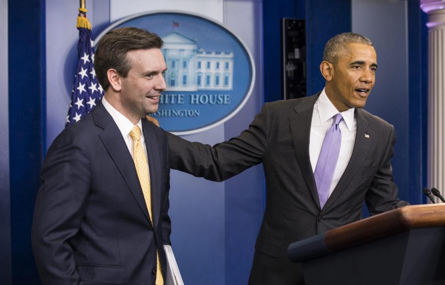 Obama interrumpe última rueda de prensa de su portavoz para darle las gracias