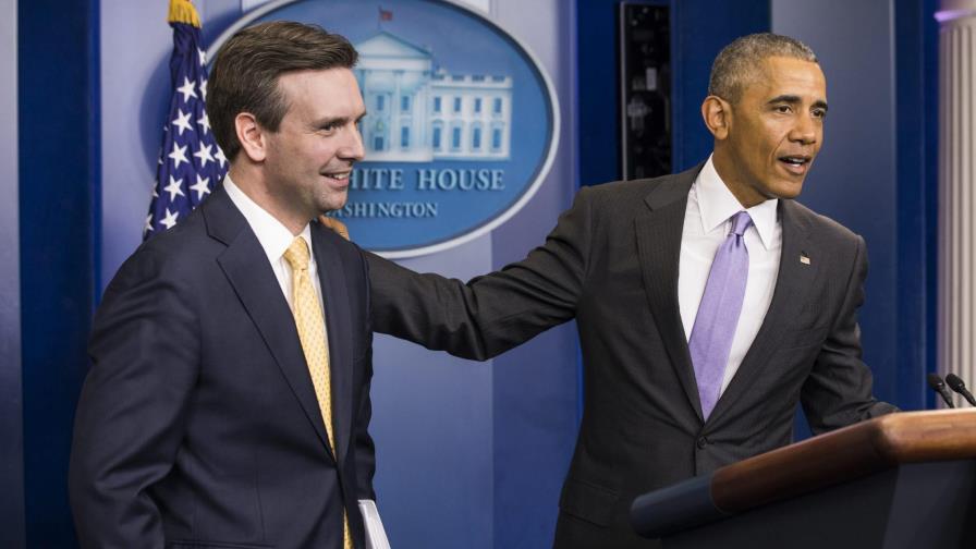 Obama interrumpe última rueda de prensa de su portavoz para darle las gracias