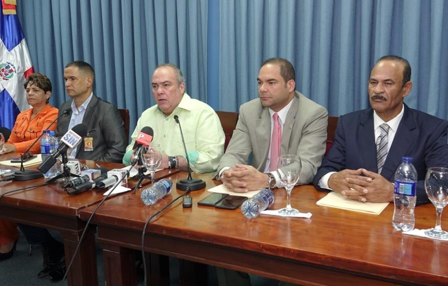 Senador y alcaldes reclaman construcción de caminos vecinales en Monte Plata