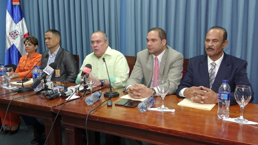 Senador y alcaldes reclaman construcción de caminos vecinales en Monte Plata