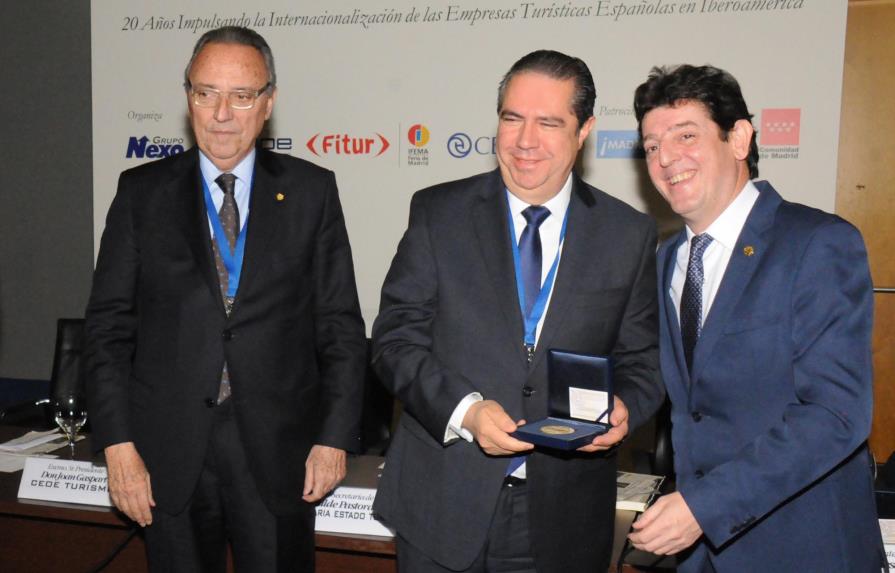 Ministro Francisco Javier García recibe galardón por su aporte al turismo
