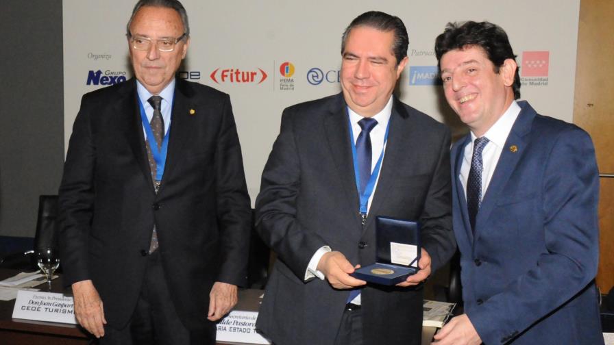 Ministro Francisco Javier García recibe galardón por su aporte al turismo