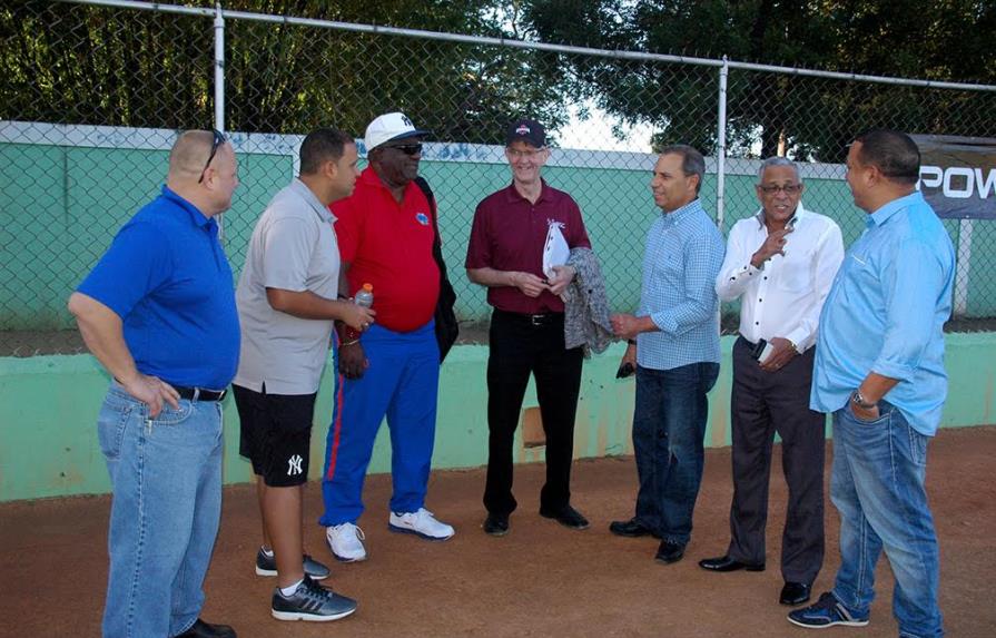  La WBSC-Softbol América inspecciona estadios dominicanos para campeonato panamericano