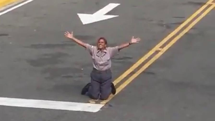 Al enterarse de su retiro, una agente da gracias de rodillas en explanada del Palacio Al enterarse de su retiro, una agente da gracias de rodillas en explanada del Palacio