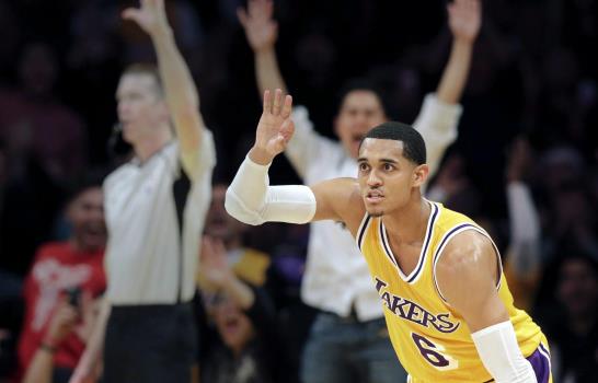 Jokic anota 29, Nuggets aguantan ante los Lakers 127-121 