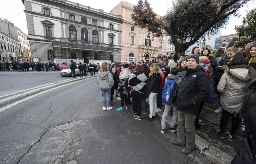 Suspenden servicios del metro en Roma y evacúan escuelas tras tres terremoto en Italia