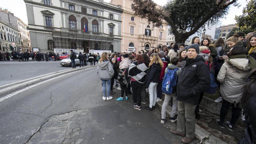Suspenden servicios del metro en Roma y evacúan escuelas tras tres terremoto en Italia Suspenden servicios del metro en Roma y evacúan escuelas tras tres terremoto en Italia
