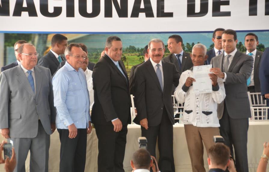 Gobierno entrega 504 títulos de propiedad a familias de San Cristóbal 