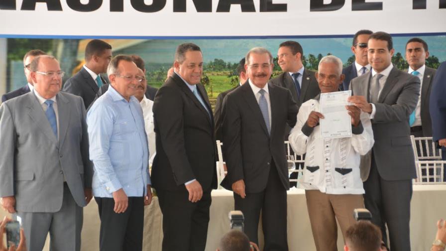 Gobierno entrega 504 títulos de propiedad a familias de San Cristóbal 