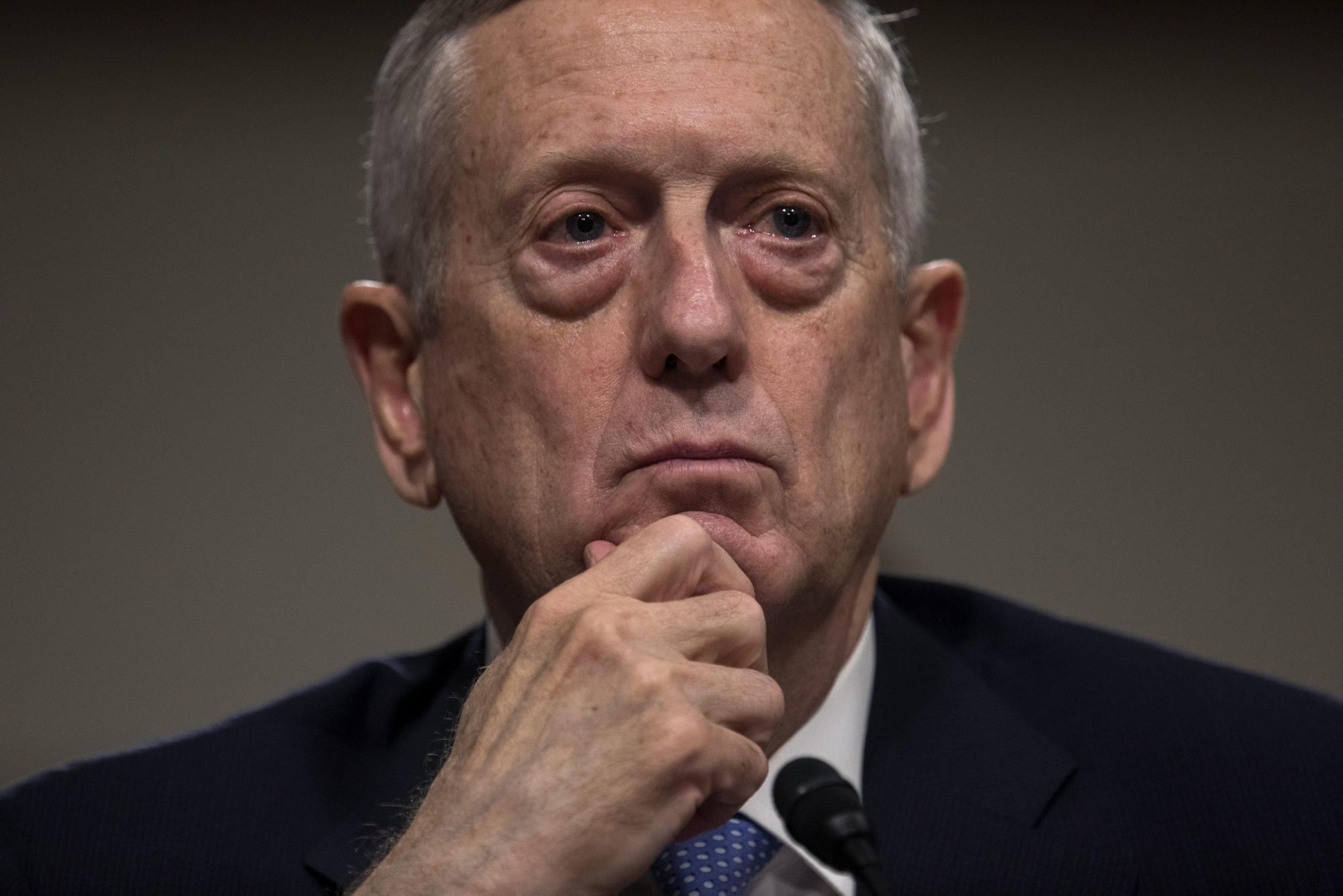 El exmarine y candidato a la secretaría de Defensa del gobierno del presidente electo Donald Trump, James Mattis, testifica en su audiencia de confirmación ante el el Comité de Servicios Armados del Senado en el edificio Dirksen, en Washington. 