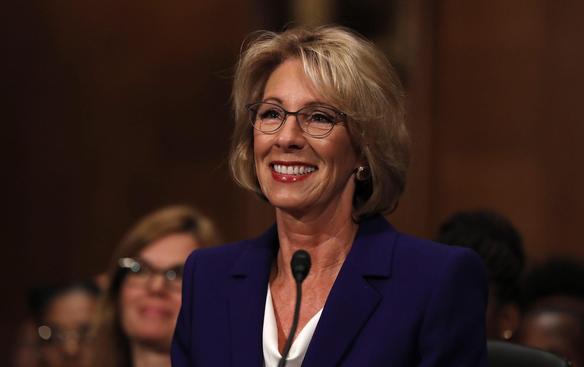 Betsy DeVos (c), nominada como secretaria de Educación por el presidente electo Donald Trump, asiste a su audiencia de confirmación ante el Comité Senatorial de Salud, Educación, Trabajo y Pensiones en Capitol Hill, Washington.