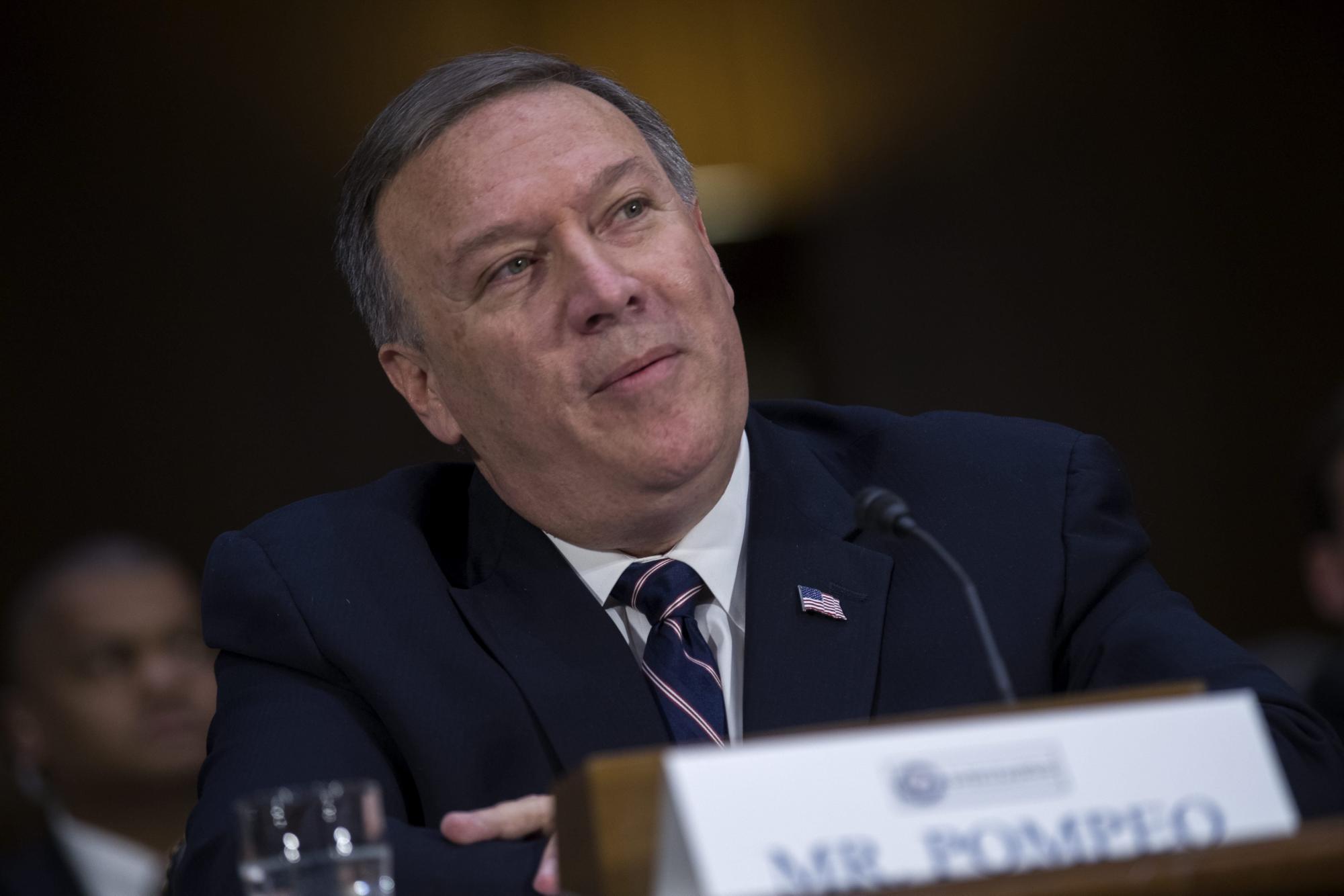 El candidato del presidente electo Donald Trump para dirigir la CIA, el congresista Mike Pompeo escucha una pregunta durante la audiencia de confirmación del Comité de Inteligencia del Senado en Washington. 