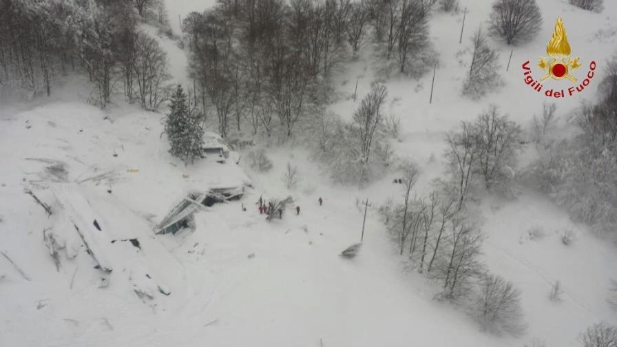 Avalancha sepulta hotel con 30 personas en su interior