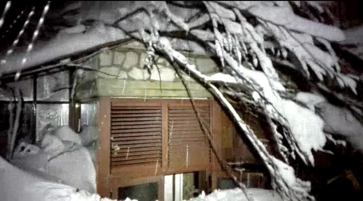 Fotografía facilitada a primera hora de hoy, 19 de enero de 2017, por los equipos de rescate de montaña que muestra el hotel Rigopiano, alcanzado por una avalancha.