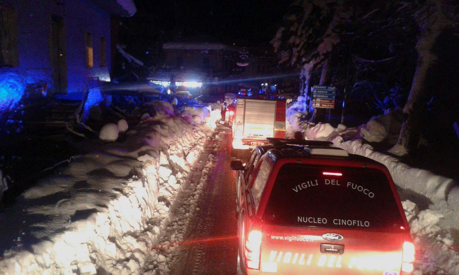 Fotografía facilitada a primera hora de hoy, 19 de enero de 2017, por los bomberos de montaña de efectivos de rescate dirigiéndose al hotel Rigopiano.