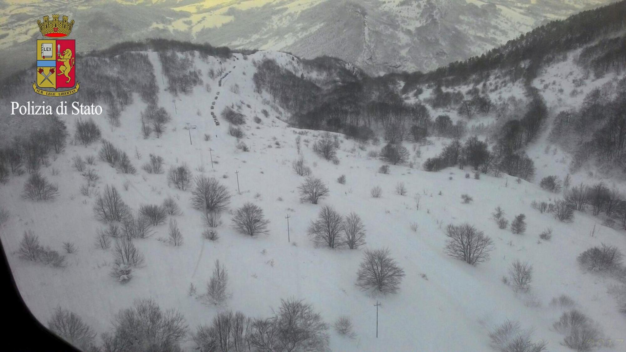 Fotografía aérea facilitada por la Policía hoy, 19 de enero de 2017, que muestra un convoy de vehículos dirigiéndose al hotel Rigopiano, alcanzado por una avalancha previsiblemente producida por alguno de los cuatro terremotos de magnitud superior a los 5 grados.