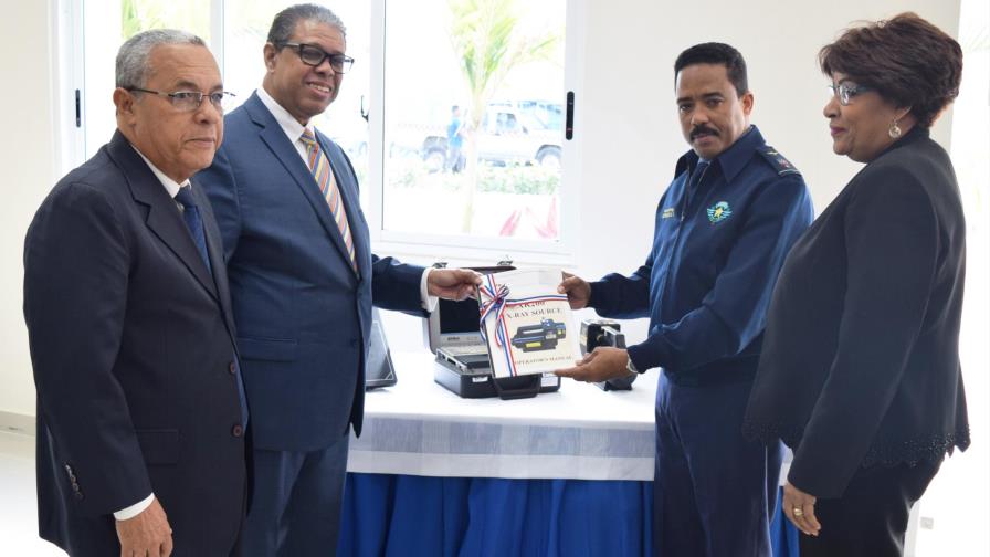 Inposdom dona equipos de Rayos X al CESAC para detección de objetos “peligrosos”