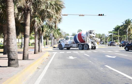 Desvío de camiones por el  Malecón entapona otras vías de la ciudad