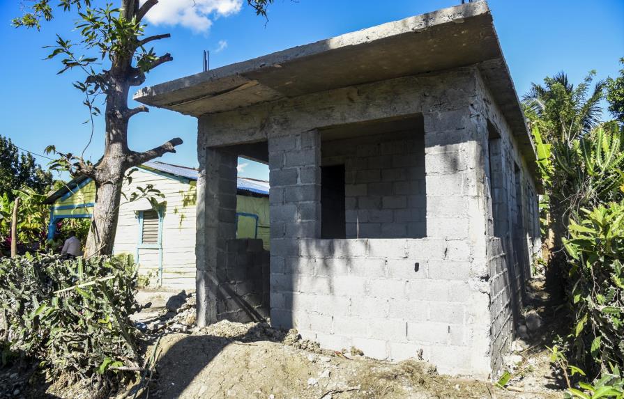 Buzo construye casa, pero se aleja de los medios