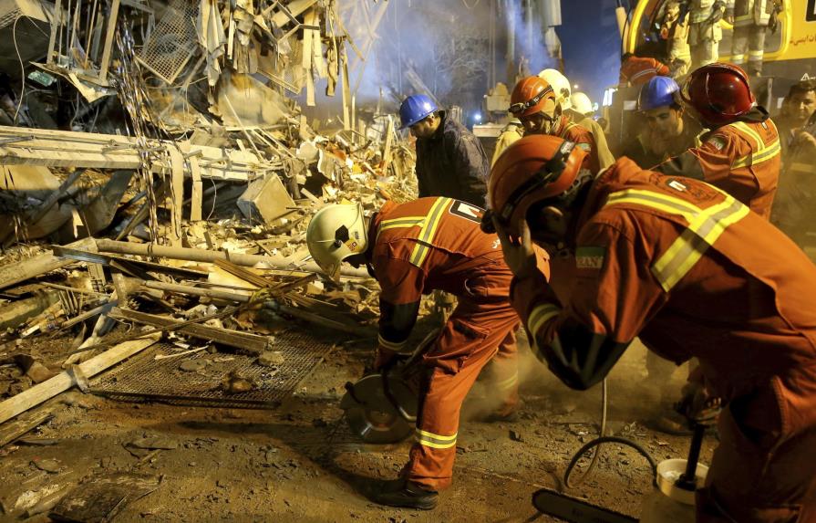 Rescatistas buscan a víctimas en edificio derrumbado en Irán 