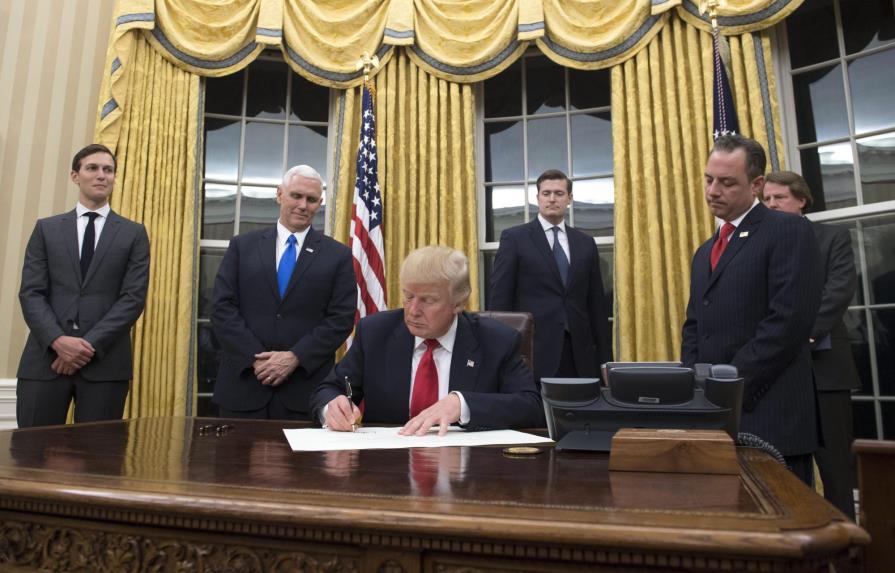 Donald Trump asume la presidencia de EE.UU. y firma sus primeros decretos