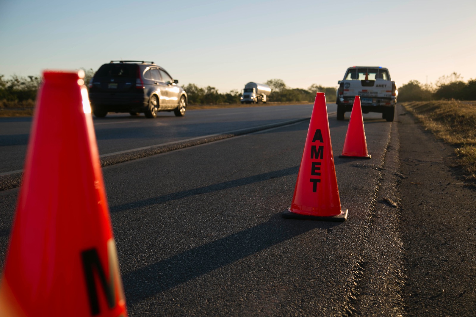 Señalización de la AMET para que conductores identifiquen los puestos de supervisión.