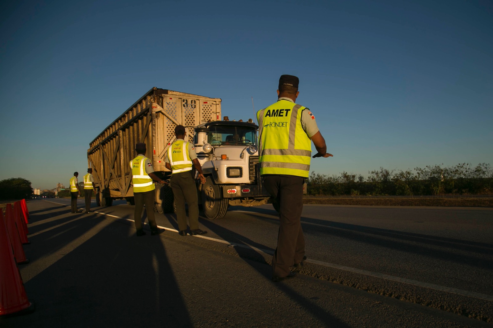 Agentes de la AMET a primeras horas de la mañana de este sábado.