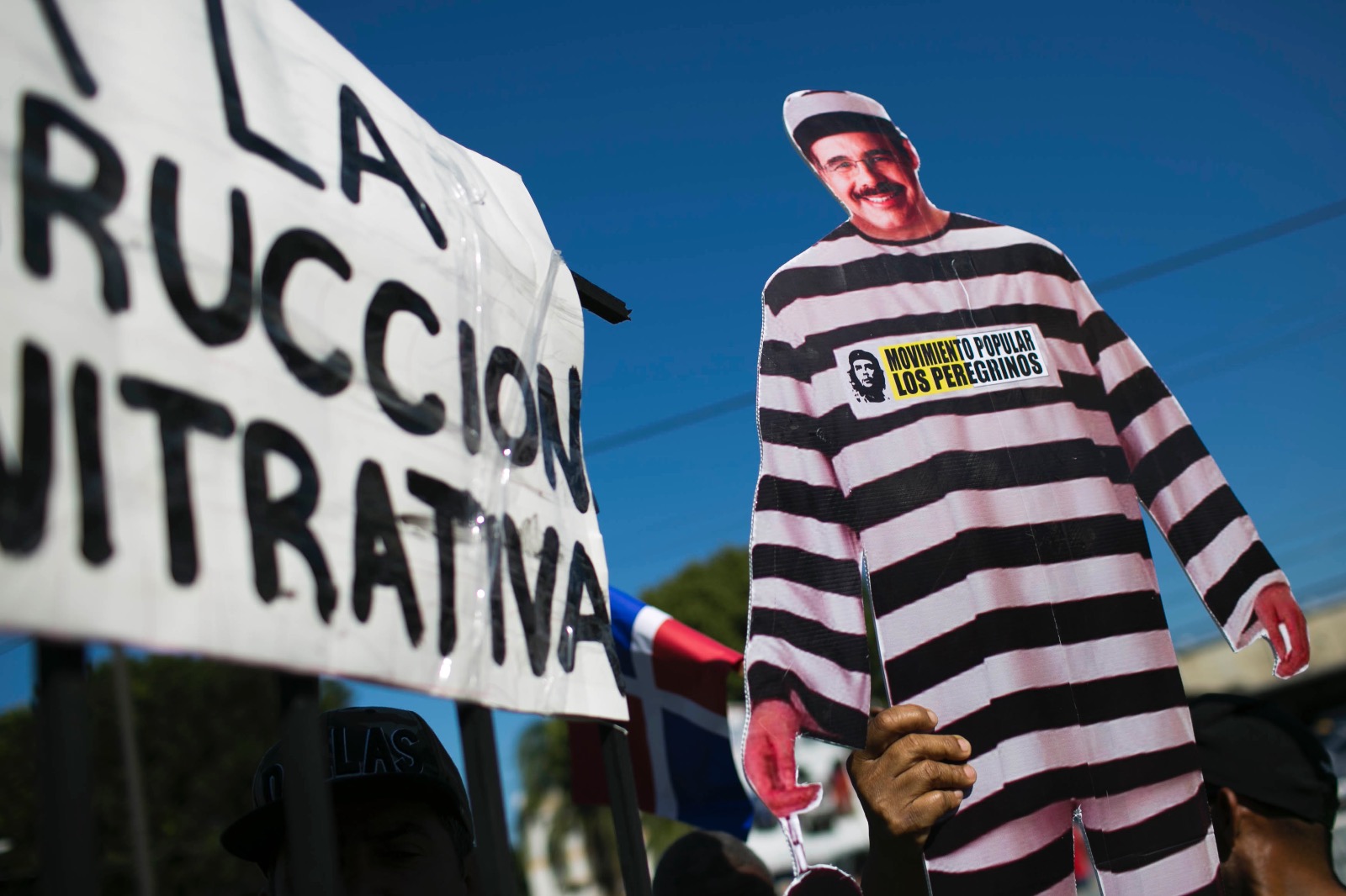 Un manifestante sostiene un cartel alusivo al presidente Danilo Medina.