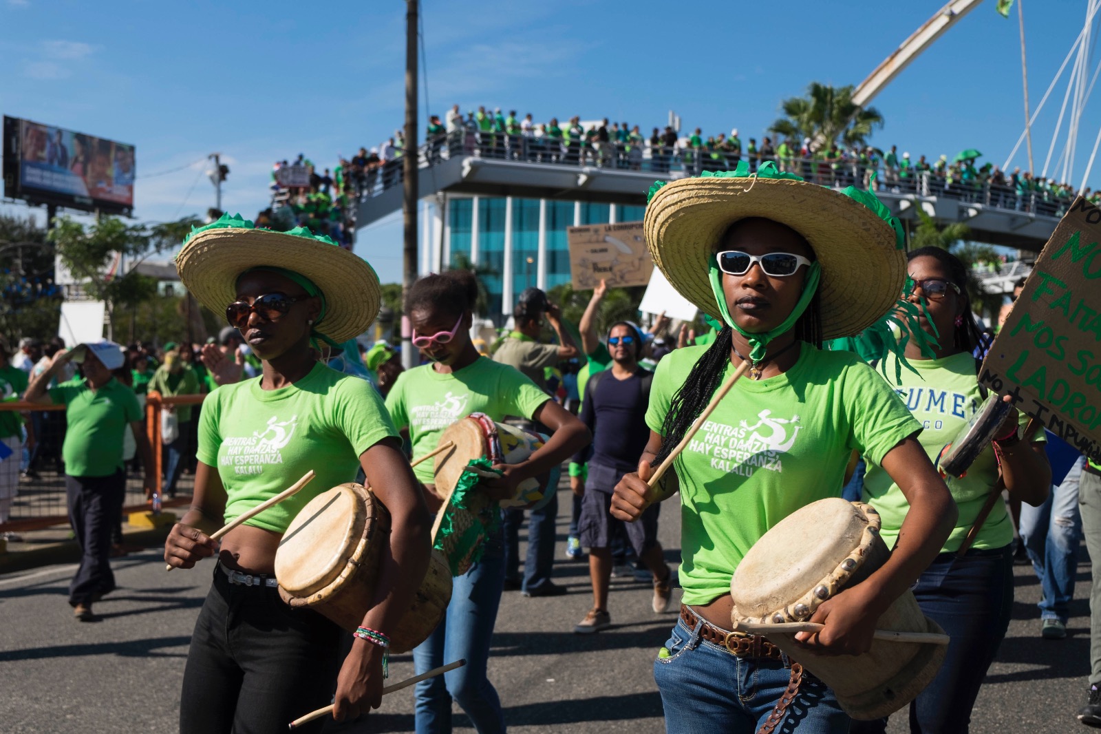 Manifestantes tocan tamboras para amenizar.