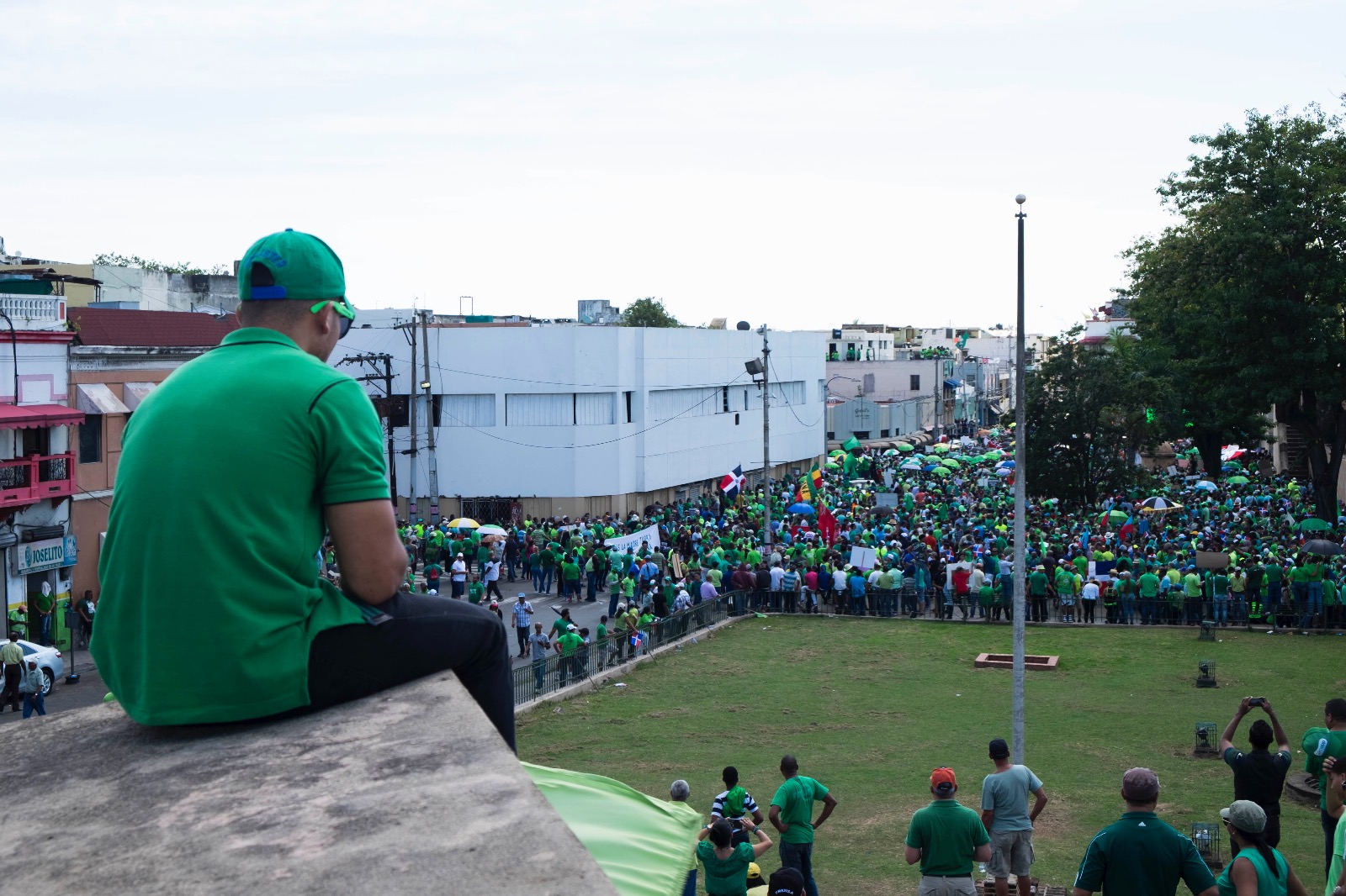 Un participante descansa mientras observa la multitud.